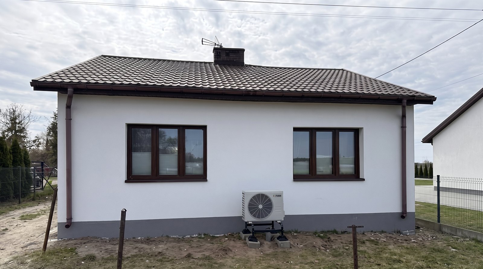 Ocieplony parterowy dom z jednostką zewnętrzną pompy ciepła 6 kW, Stok Lacki