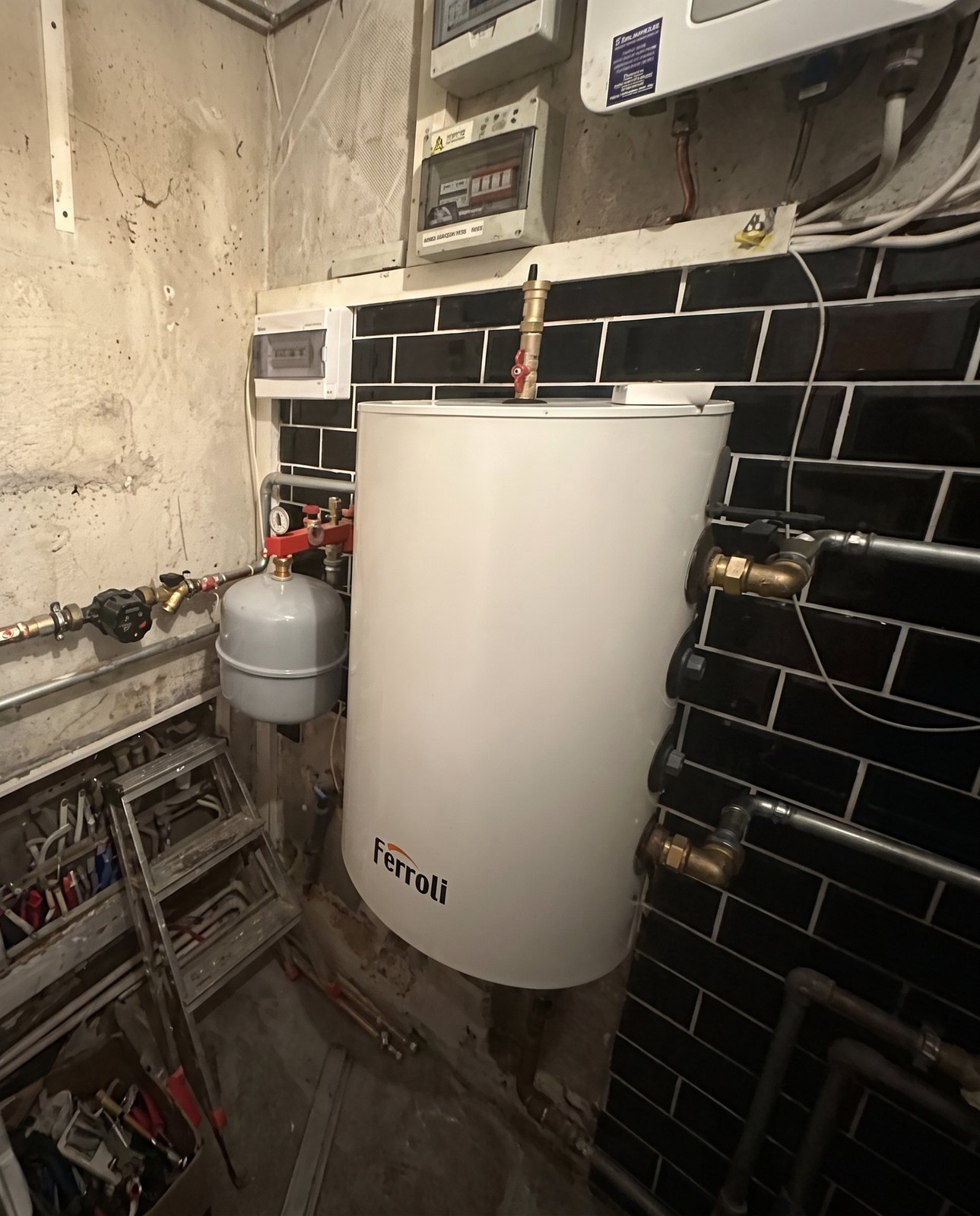 Zbiornik Ferroli w kotłowni przy pompie ciepła split 8 kW