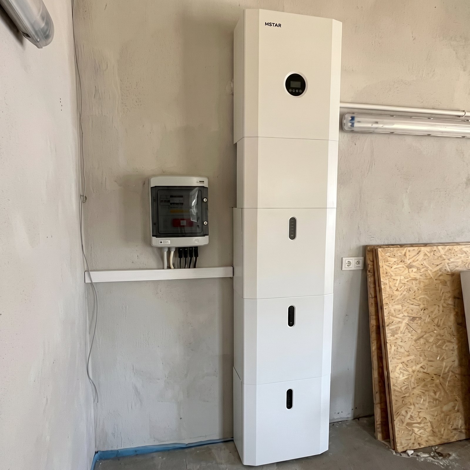 Modułowy magazyn energii zamontowany na ścianie pomieszczenia gospodarczego